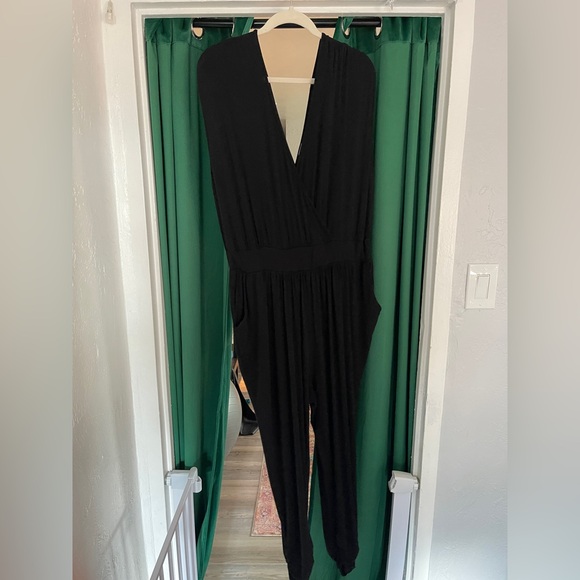 Chic Black Sleeveless Jumpsuit - Picture 1 of 4